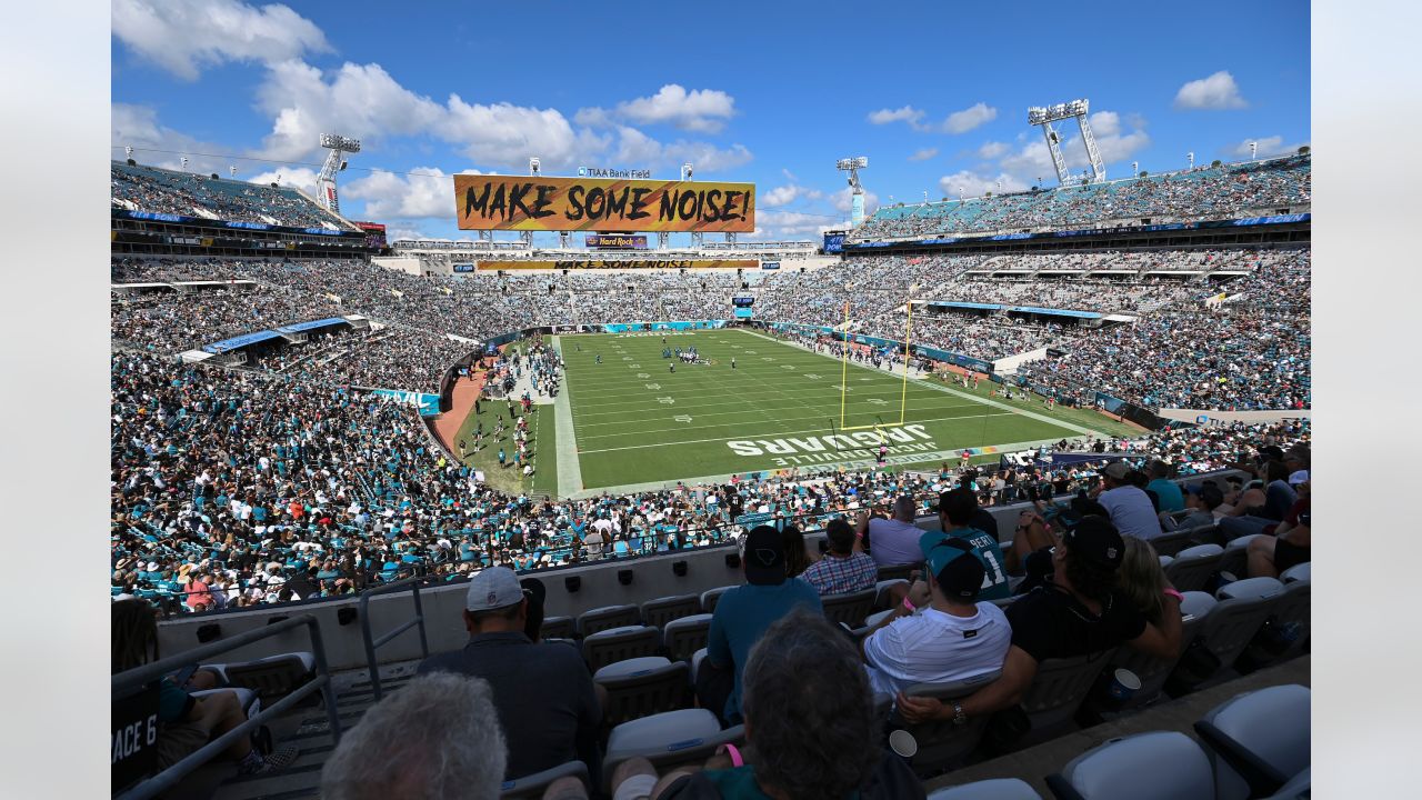 Tennessee Titans vs. Jacksonville Jaguars. Fans support on NFL Game.  Silhouette of supporters, big screen with two rivals in background Stock  Photo - Alamy