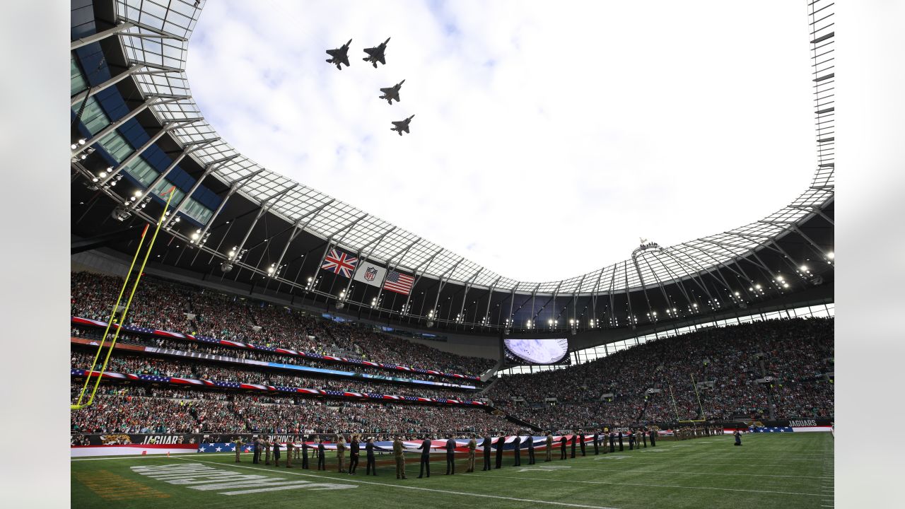 Jacksonville Jaguars mascot JUMPS OFF Tottenham Hotspur Stadium