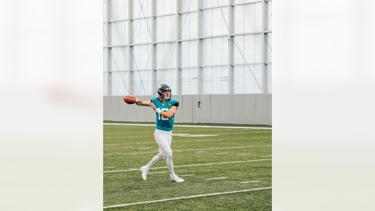 Photo: Jaguars Trevor Lawrence Warms Up - KCP20230121108 