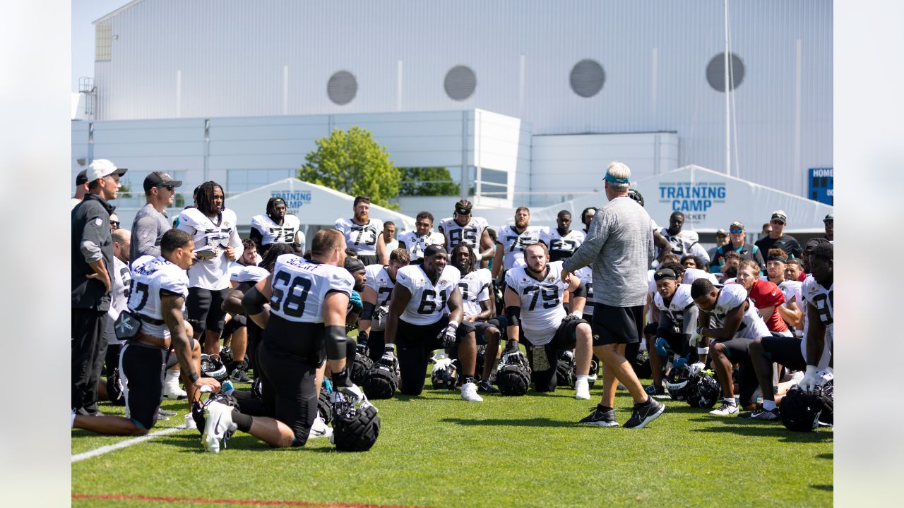 Jacksonville Jaguars inside linebacker Devin Lloyd (33) performs a drills  during an NFL football practice, Saturday, July 30, 2022, in Jacksonville,  Fla. (AP Photo/John Raoux Stock Photo - Alamy