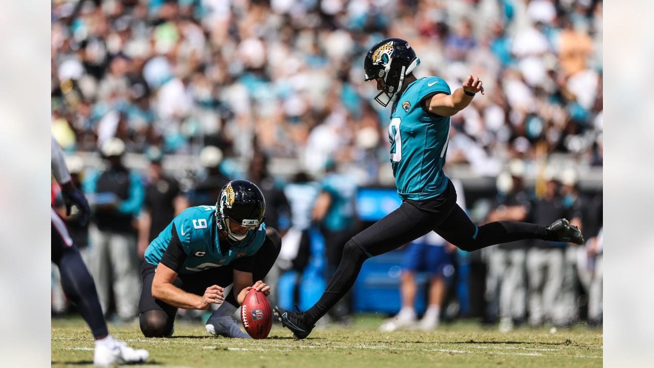 Jacksonville Jaguars vs. Houston Texans. Fans support on NFL Game.  Silhouette of supporters, big screen with two rivals in background Stock  Photo - Alamy