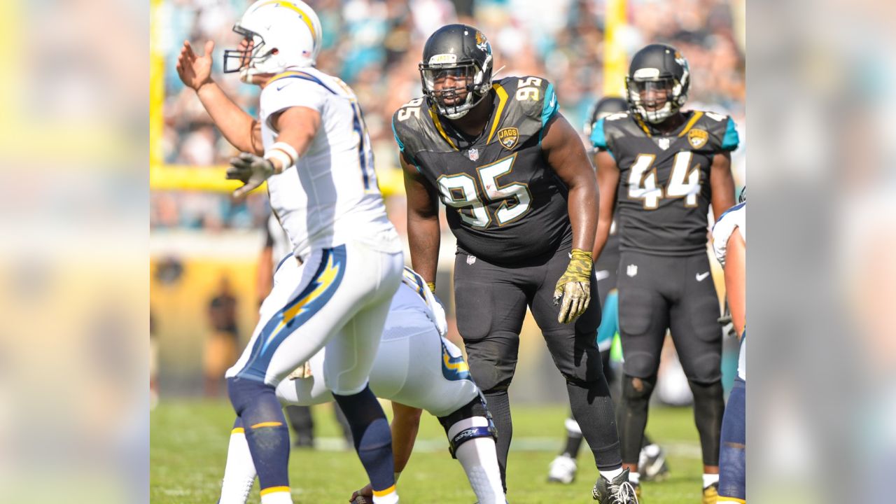 Los Angeles Chargers vs. Jacksonville Jaguars. Fans support on NFL Game.  Silhouette of supporters, big screen with two rivals in background Stock  Photo - Alamy