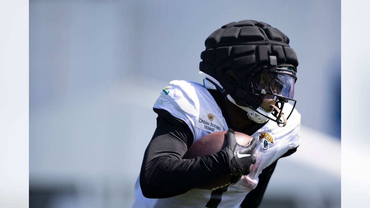 Jacksonville Jaguars linebacker Devin Lloyd (33) defends during their game  against the Tennessee Titans, Sunday, Dec. 11, 2022, in Nashville, Tenn.  (AP Photo/Wade Payne Stock Photo - Alamy