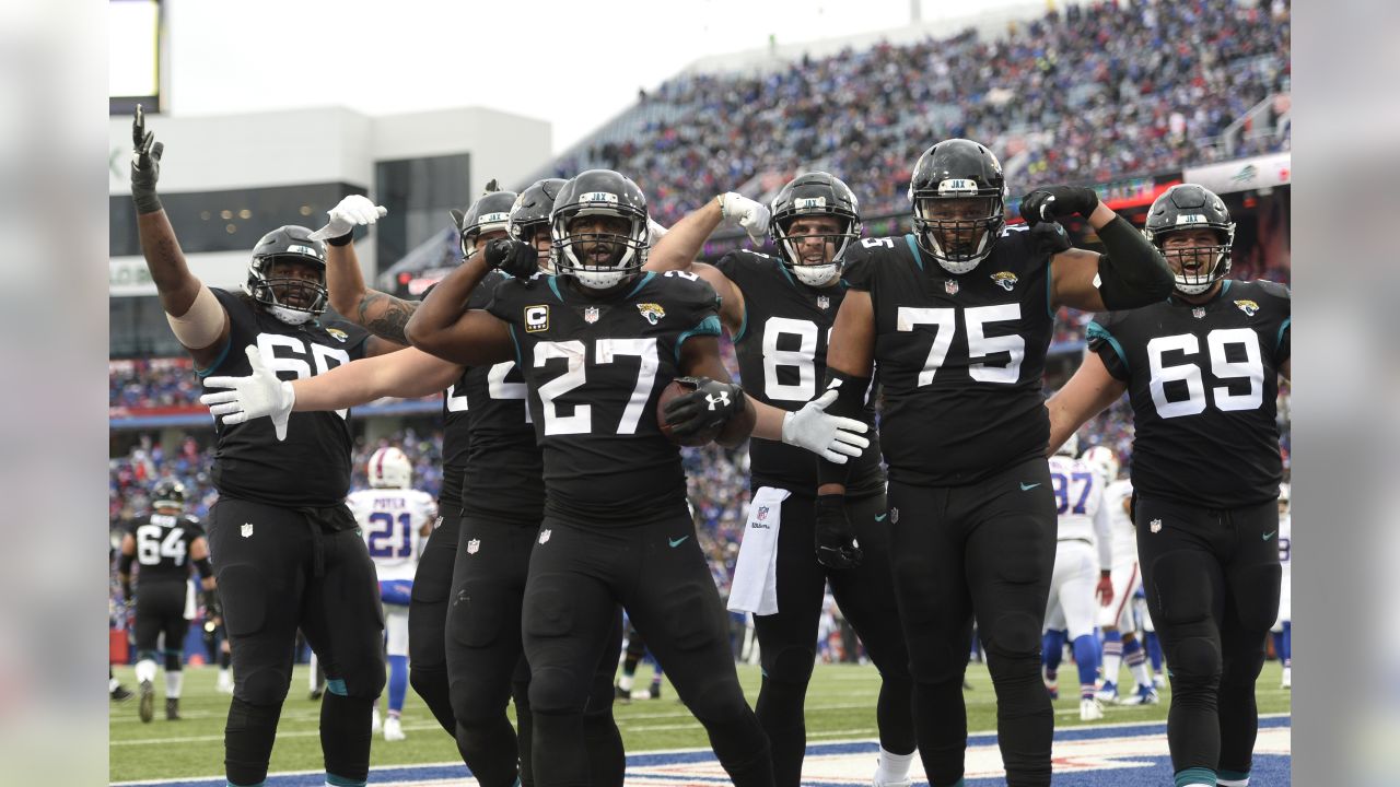 Jacksonville, FL, USA. 5th Nov, 2017. Jacksonville Jaguars outside  linebacker Telvin Smith (50) during the 1st half NFL football game between  the Cincinnati Bengals and the Jacksonville Jaguars at EverBank Field in