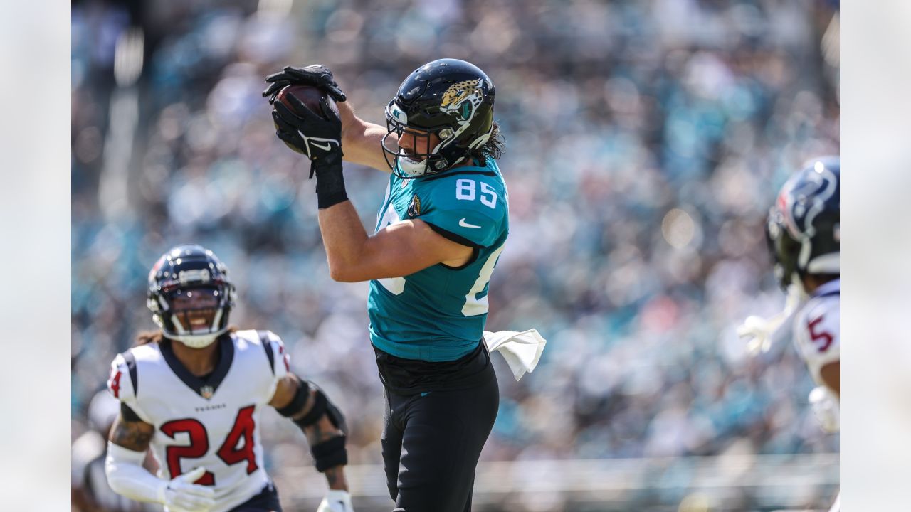 Jacksonville Jaguars vs. Houston Texans. Fans support on NFL Game.  Silhouette of supporters, big screen with two rivals in background Stock  Photo - Alamy