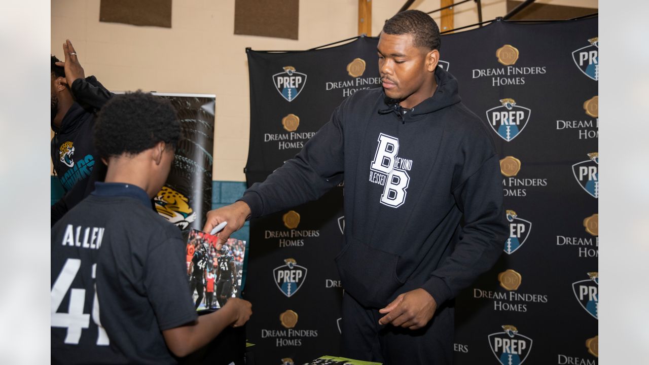 Jaguars' Josh Allen, Travon Walker serve up Thanksgiving treat to kids