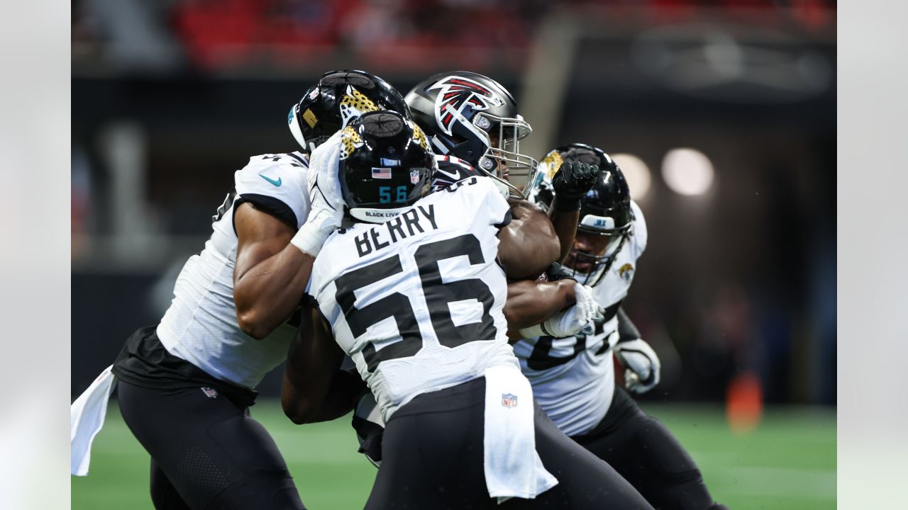 JACKSONVILLE, FL - SEPTEMBER 18: Jacksonville Jaguars linebacker Devin  Lloyd (33) during the game between the Indianapolis Colts and the  Jacksonville Jaguars on September 19, 2022 at TIAA Bank Field in  Jacksonville