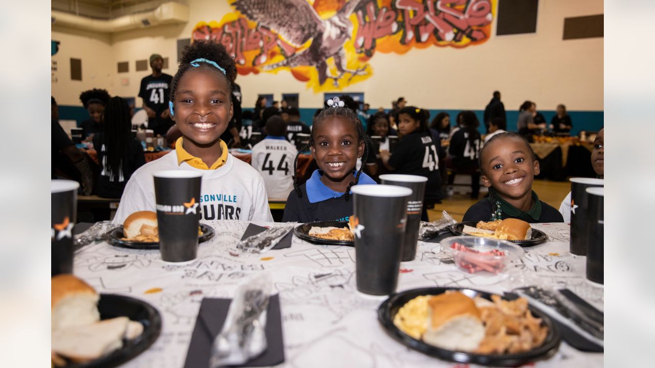 Jaguars' Josh Allen, Travon Walker serve up Thanksgiving treat to kids