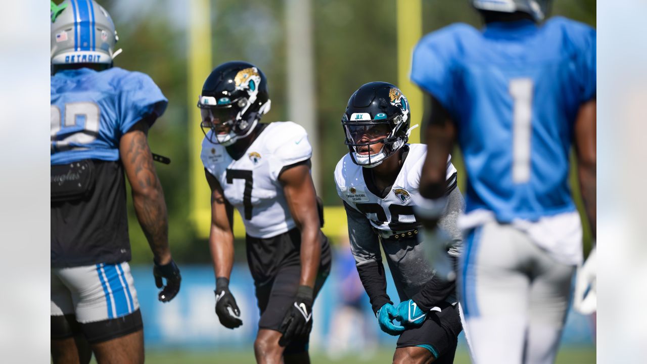 Jaguars linebacker Devin Lloyd already making an impact in the Jacksonville  community - Big Cat Country