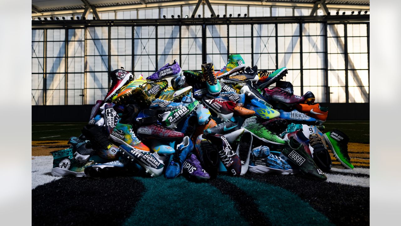 What Pros Wear: What Do NFL Wide Receivers Wear? Here's the Helmets, Cleats  and Gloves Worn by NFL Starting WRs in 2021 - What Pros Wear