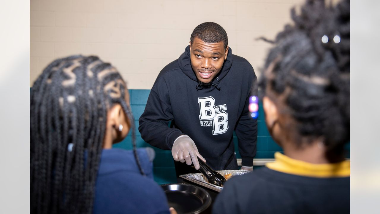 Jaguars' Josh Allen, Travon Walker serve up Thanksgiving treat to kids