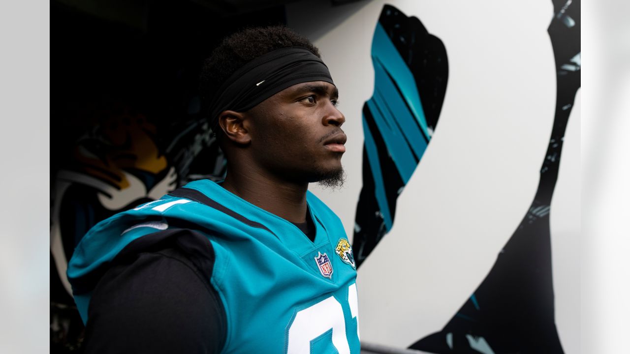 Jacksonville Jaguars cornerback Shaquill Griffin (26) acknowledges fans  before an NFL football game against the Arizona Cardinals, Sunday, Sept.  26, 2021, in Jacksonville, Fla. (AP Photo/Phelan M. Ebenhack Stock Photo -  Alamy