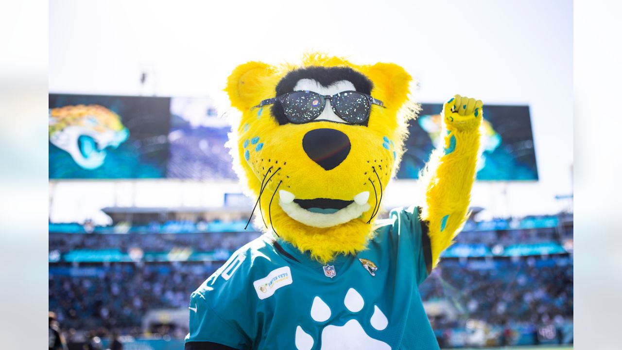 VIDEO: Jaguars mascot shot with paintballs after lost Colts bet