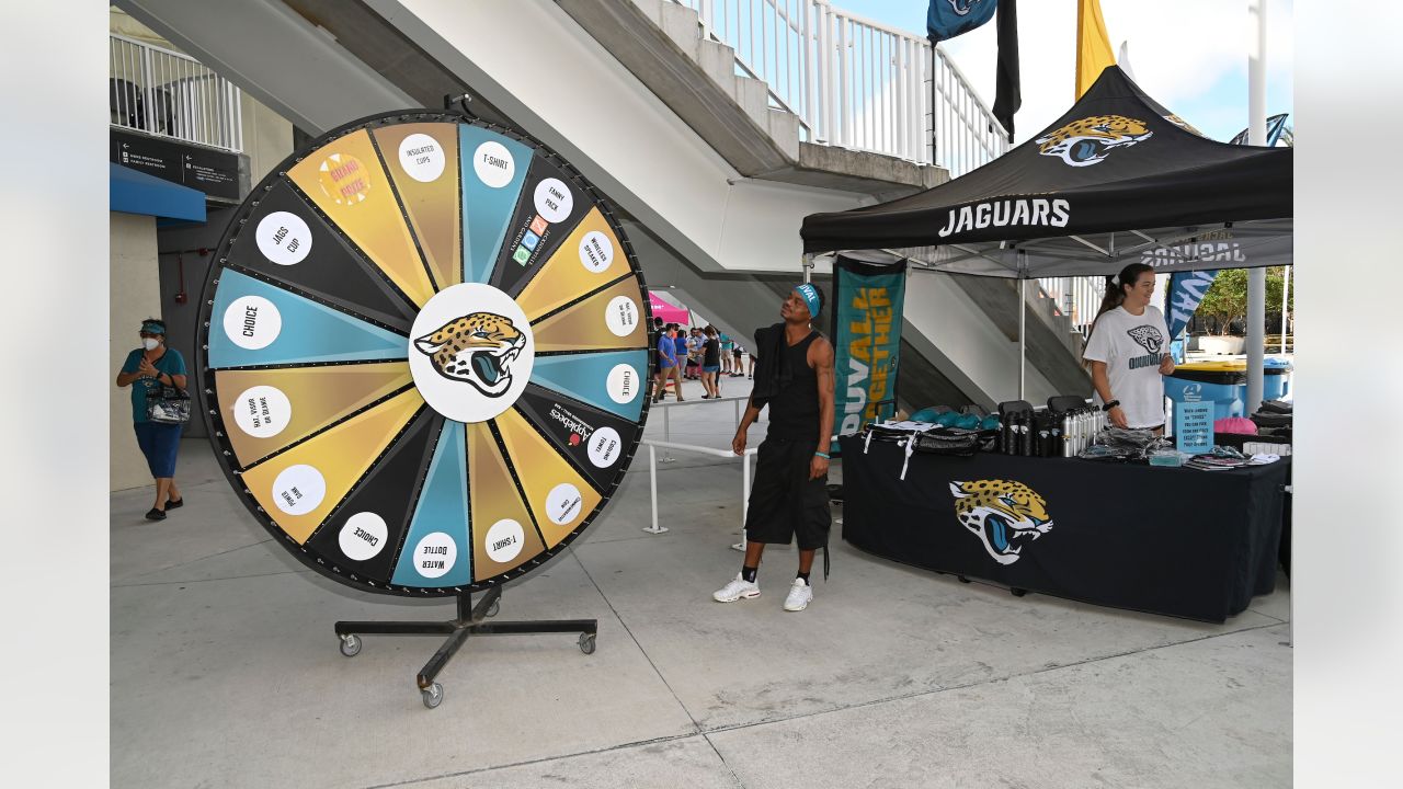 Tennessee Titans vs. Jacksonville Jaguars. Fans support on NFL Game.  Silhouette of supporters, big screen with two rivals in background Stock  Photo - Alamy