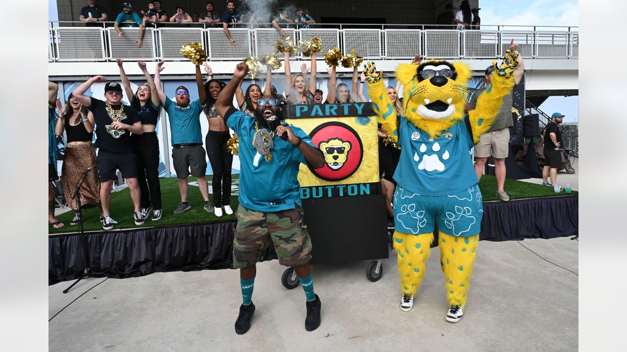 Christopher Powers on Twitter: Jags mascot Jaxson de Ville going