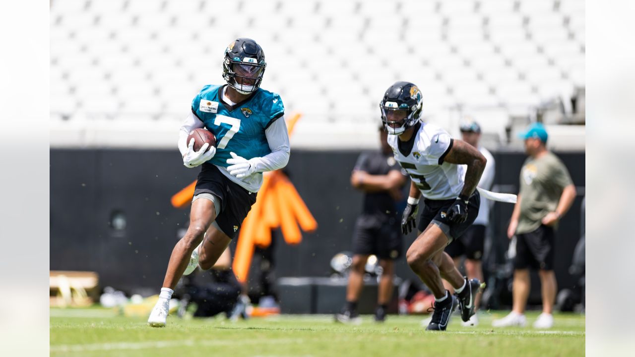 December 18, 2022: Jacksonville Jaguars wide receiver JAMAL AGNEW (39)  makes a catch at warm ups during the Jacksonville Jaguars vs Dallas Cowboys  NFL game at TIAA Bank Field Stadium in Jacksonville