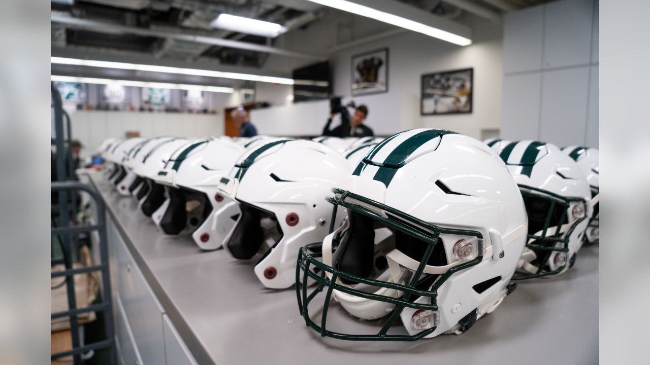 New chapter, new helmets in '24. 80's logo w/ white face masks. : r/nyjets