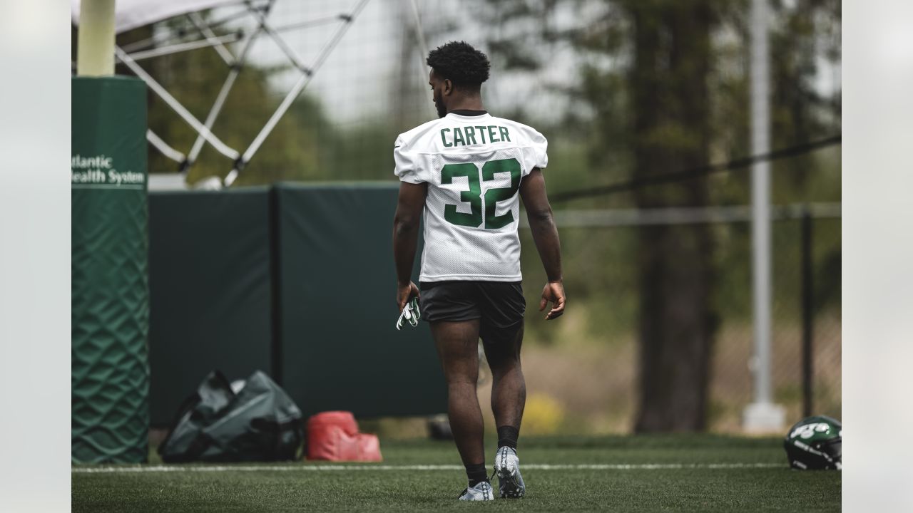 New York Jets running back Michael Carter (32) warms up before