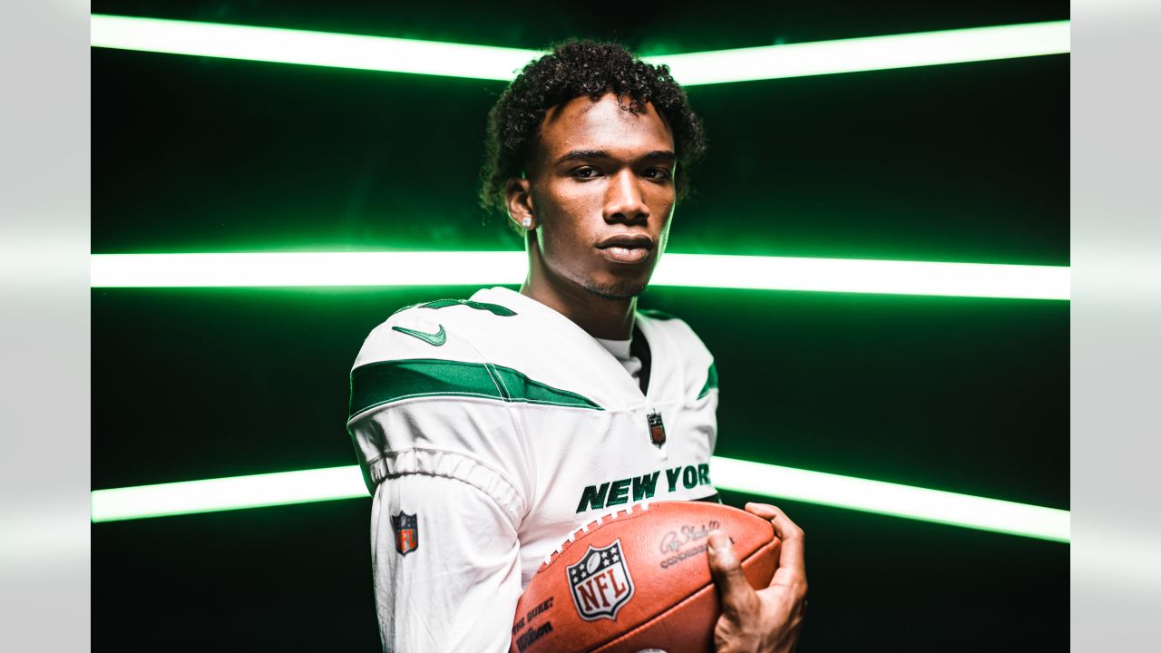 Offensive rookie of the year award winner 2023: Jets WR Garrett Wilson  claims top rookie honors - DraftKings Network