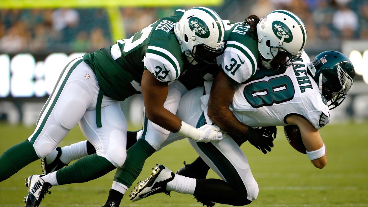 New York Jets Michael Vick scrambles for a gain of 18 yards in the third  quarter against the Pittsburgh Steelers in week 10 of the NFL season at  MetLife Stadium in East