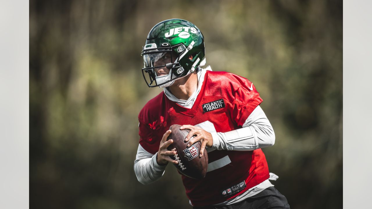 Zach Wilson Struggles, Throw INTs During New York Jets' Green & White  Practice