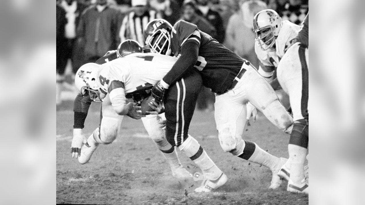 New York Jets Al Toon, dark jersey, is tackled by New England