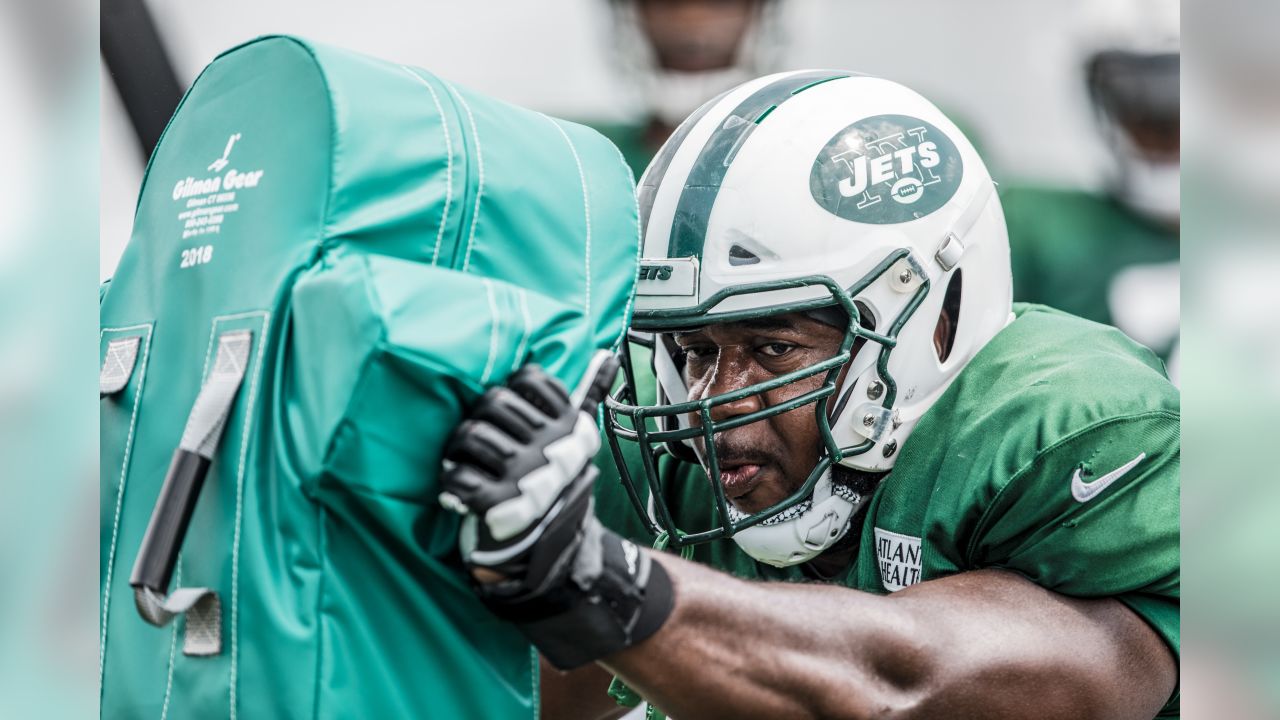 Jets defensive end arrives to camp wielding barbed-wire bat 