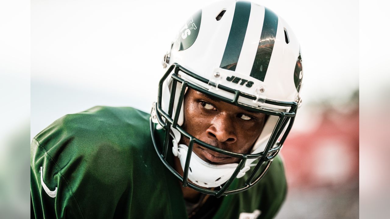 Landover, United States Of America. 13th Aug, 2018. New York Jets  quarterback Sam Darnold (14), right, signs an autograph for an unidentified  fan after participating in a joint training camp practice with