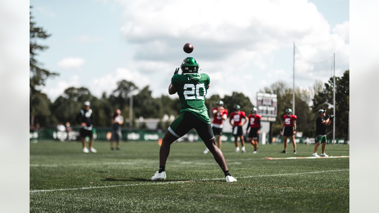 New York Jets linebacker Jamien Sherwood (44) runs against the