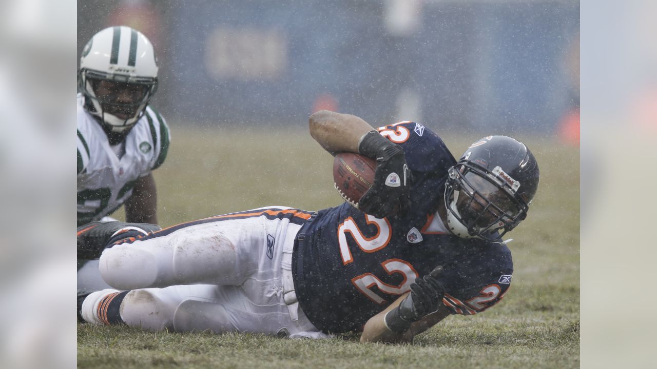 Chicago Bears running back Matt Forte (22) eludes tackles on his