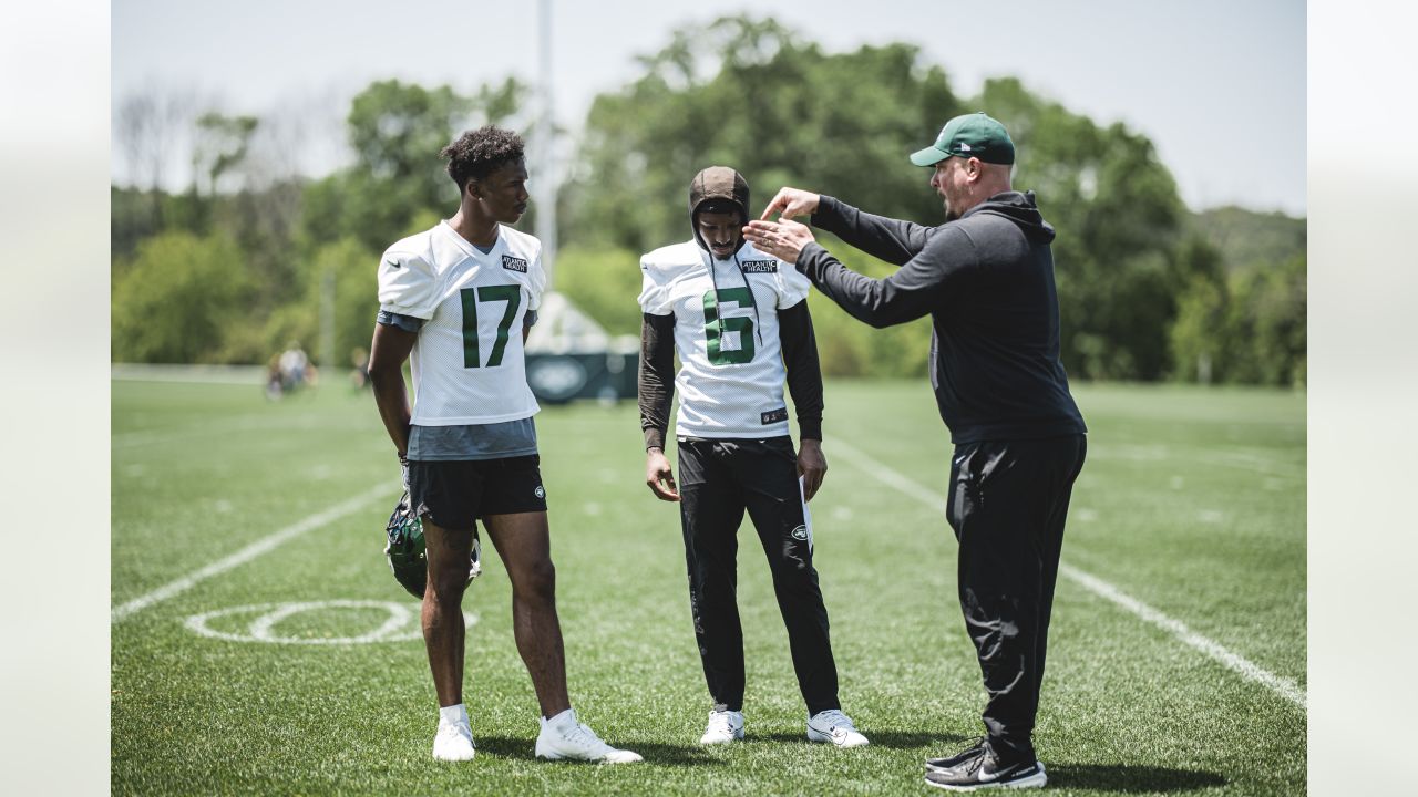 On The Run, Rodgers Reaches Paydirt at New York Jets' OTAs