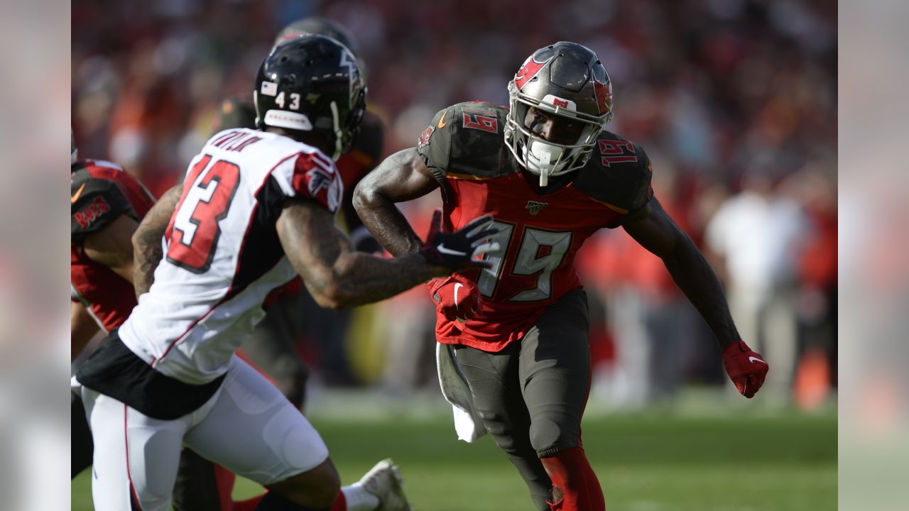 Tampa Bay Buccaneers quarterback Tom Brady pinpoints wide receiver Breshad  Perriman on first play of game for 24 yards