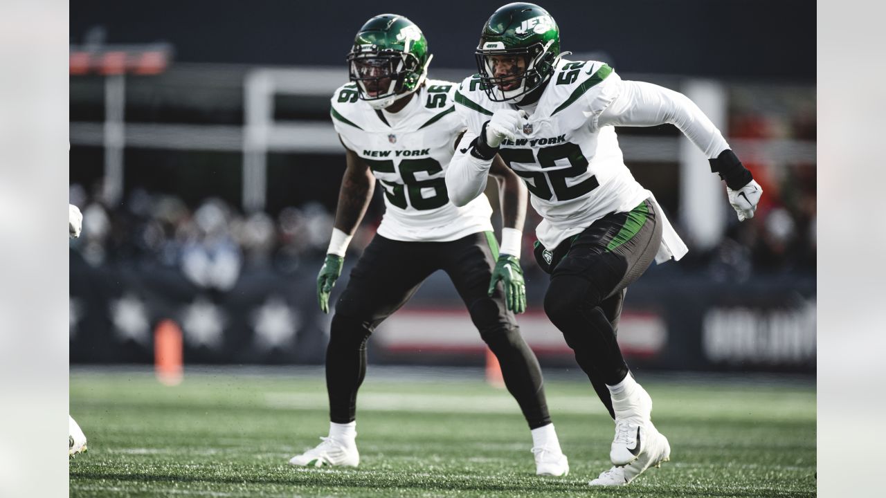 New York Jets linebacker C.J. Mosley snags Jets' second interception of  night vs. Kansas City Chiefs quarterback Patrick Mahomes before halftime