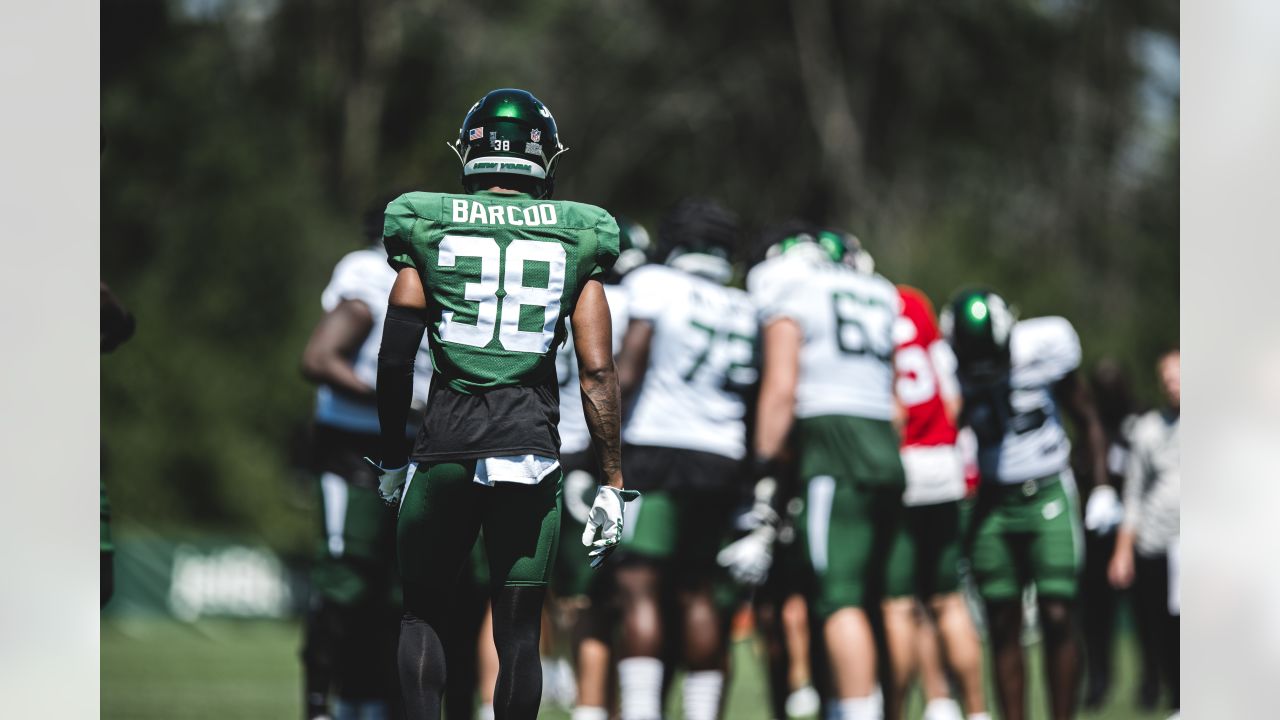 New York Jets defensive end Solomon Thomas (94) waits with teammates  against the New England Patriots during an NFL football game Sunday, Oct. 30,  2022, in East Rutherford, N.J. (AP Photo/Adam Hunger