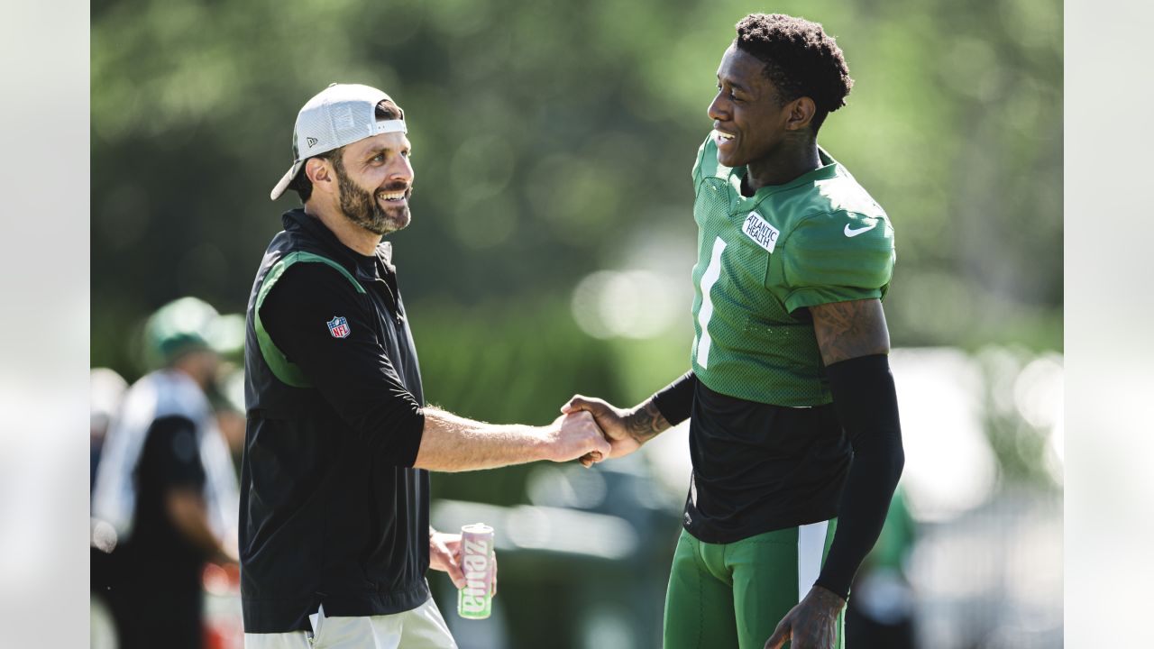 Jets: Micheal Clemons enters training camp shirtless, with spiked bat