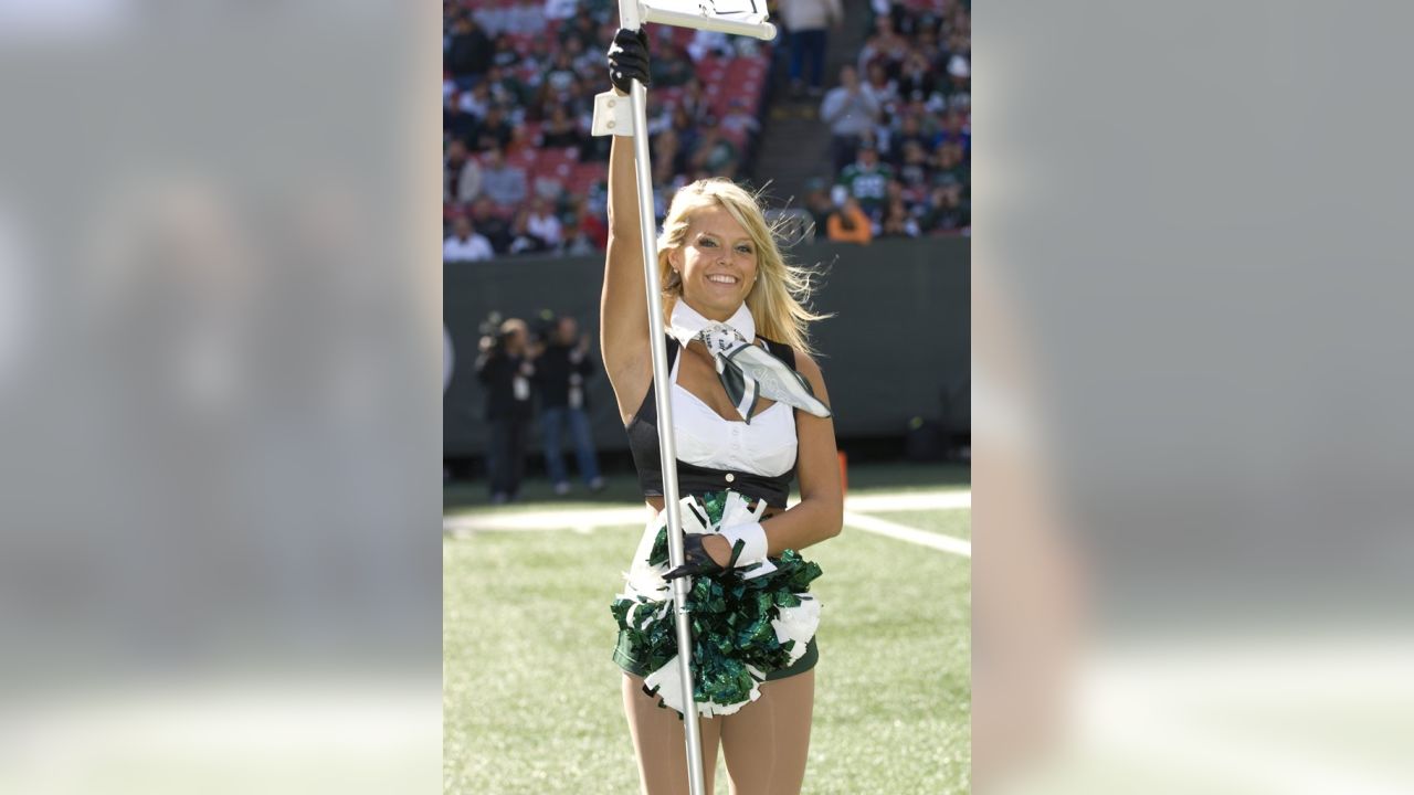 Jets Flight Crew Searches For A Few Good Cheerleaders 