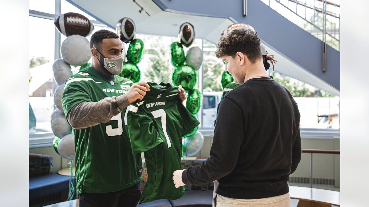 Community Gallery  Jets Players Invite Special Guests from Goryeb  Children's Hospital to Be Honorary Captains at Eagles Game