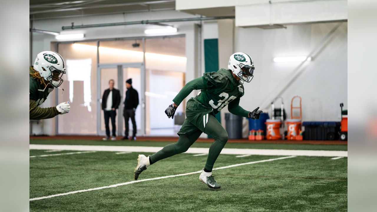 New York Jets quarterbacks Sam Darnold, left, Josh McGowan, center