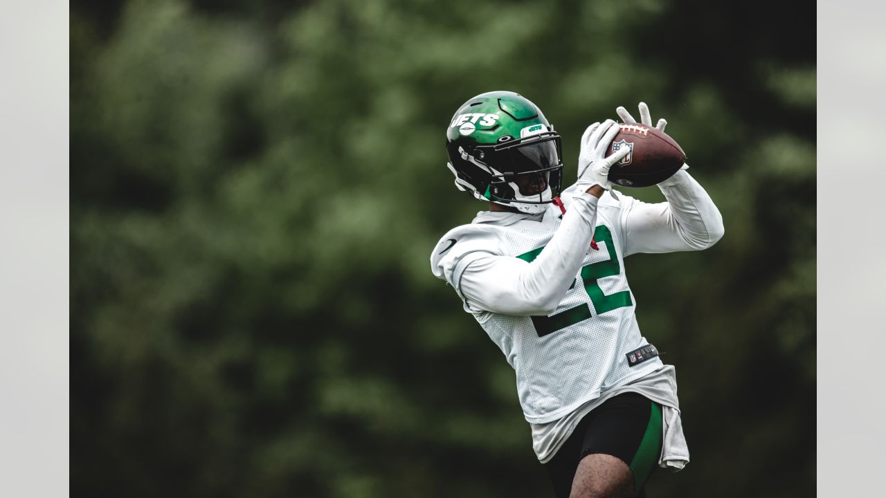 New York Jets cornerback Sauce Gardner (1) defends against the Baltimore  Ravens during an NFL football game Sunday, Sept. 11, 2022, in East  Rutherford, N.J. (AP Photo/Adam Hunger Stock Photo - Alamy