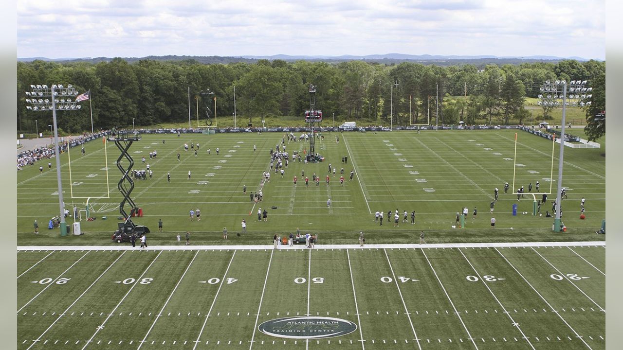 August 3, 2021, Florham Park, New Jersey, USA: New York Jets inside  linebacker C.J. Mosley (57) warm up prior to practice at the Atlantic  Health Jets Training Center, Florham Park, New Jersey.