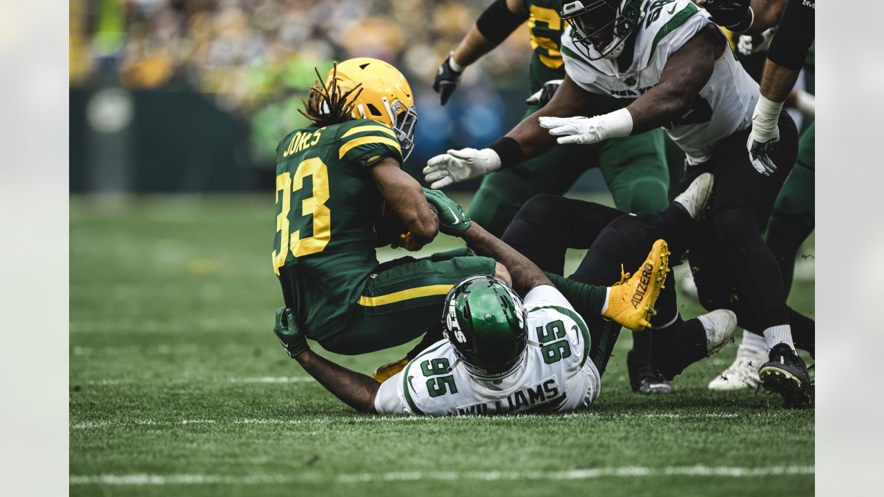 Sad Jets Fan Goes Viral With Middle Finger Salute to Zach Wilson After  Aaron Rodgers's Injury - Sports Illustrated