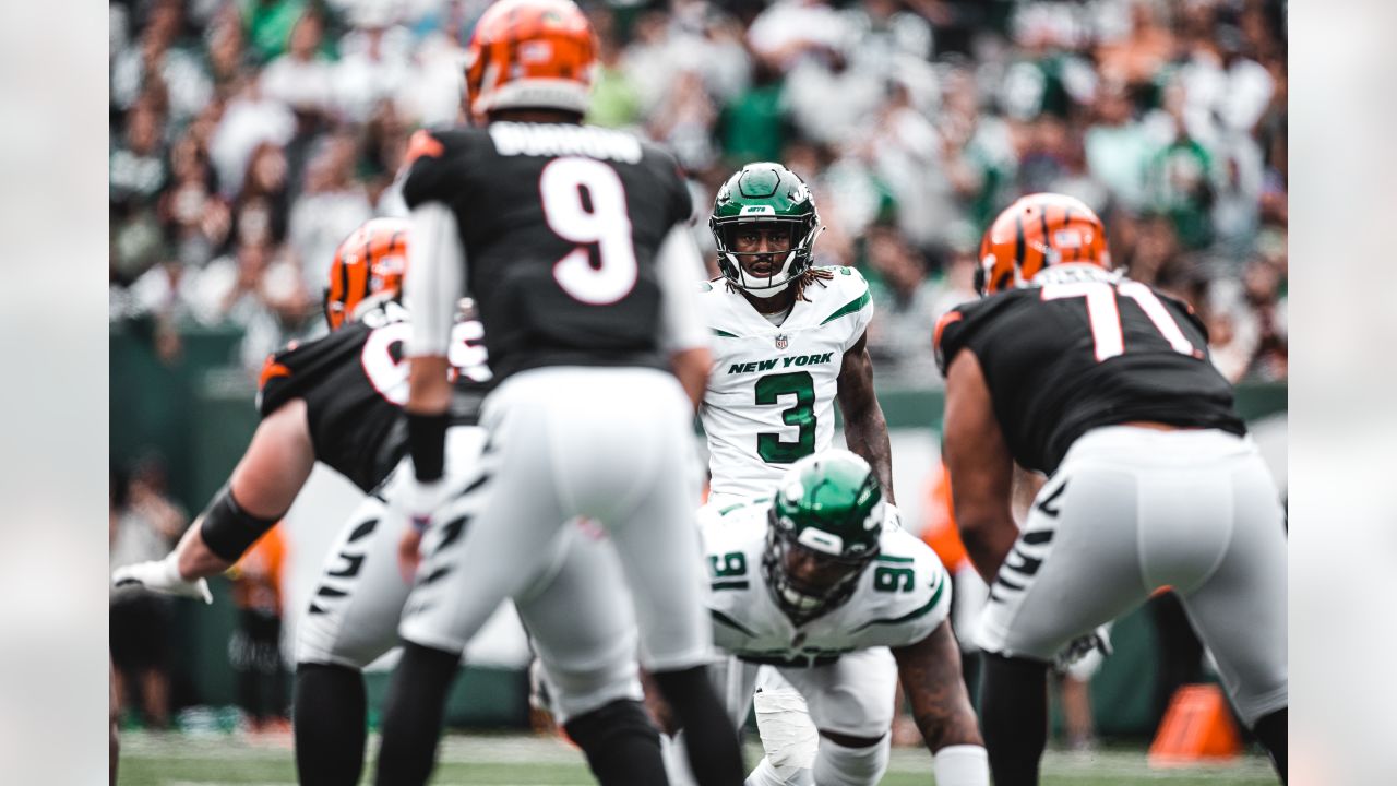 East Rutherford, New Jersey, USA. 25th Sep, 2022. New York Jets cornerback Sauce  Gardner (1) breaks up a pass intended for Cincinnati Bengals wide receiver  Ja'Marr Chase (1) during a NFL game