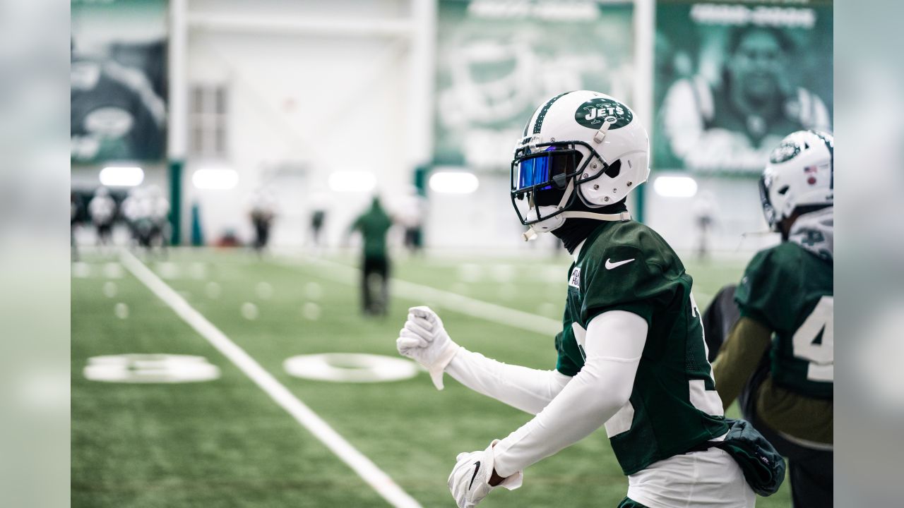 New York Jets quarterbacks Sam Darnold, left, Josh McGowan, center