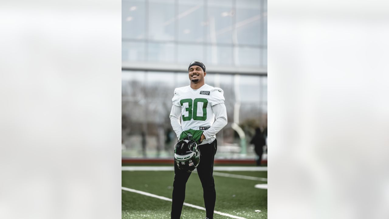 New York Jets: Local product Elijah Riley off to impressive start