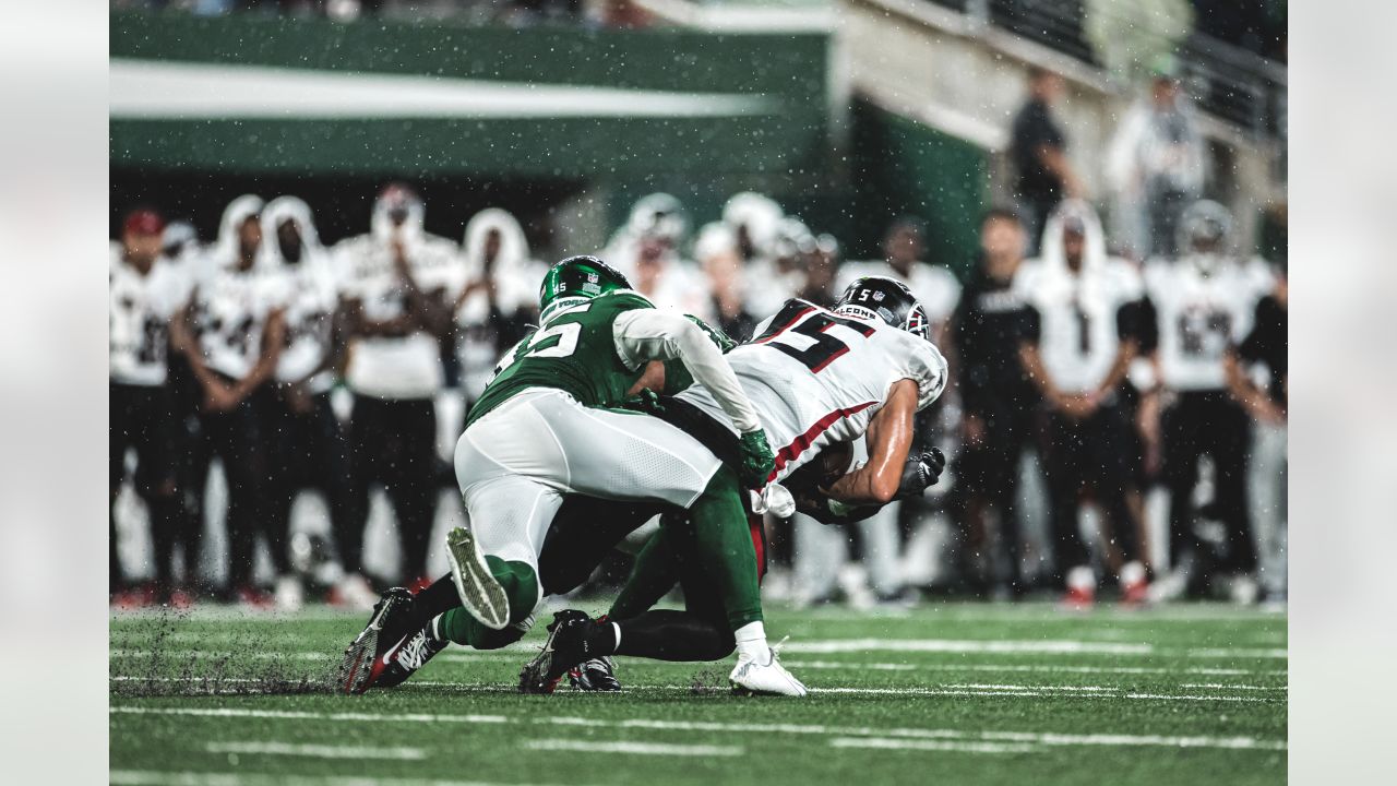 New York Jets linebacker C.J. Mosley (57) looks out before the snap during  an NFL football game against the Cincinnati Bengals, Sunday, Sept. 25,  2022, in East Rutherford, N.J. The Cincinnati Bengals