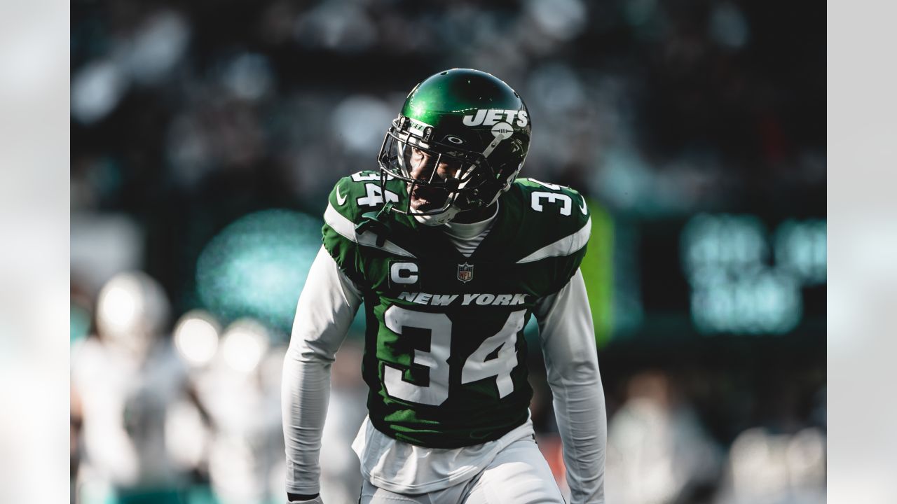 EAST RUTHERFORD, NJ - DECEMBER 22: New York Jets running back Zonovan Knight  (27) during the Nationa