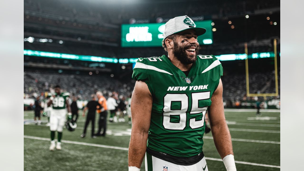 New York Jets tight end Trevon Wesco (85) runs with the ball in