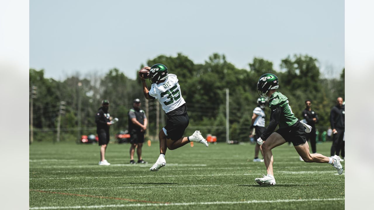 Jets RB Breece Hall supports Wichita flag football league