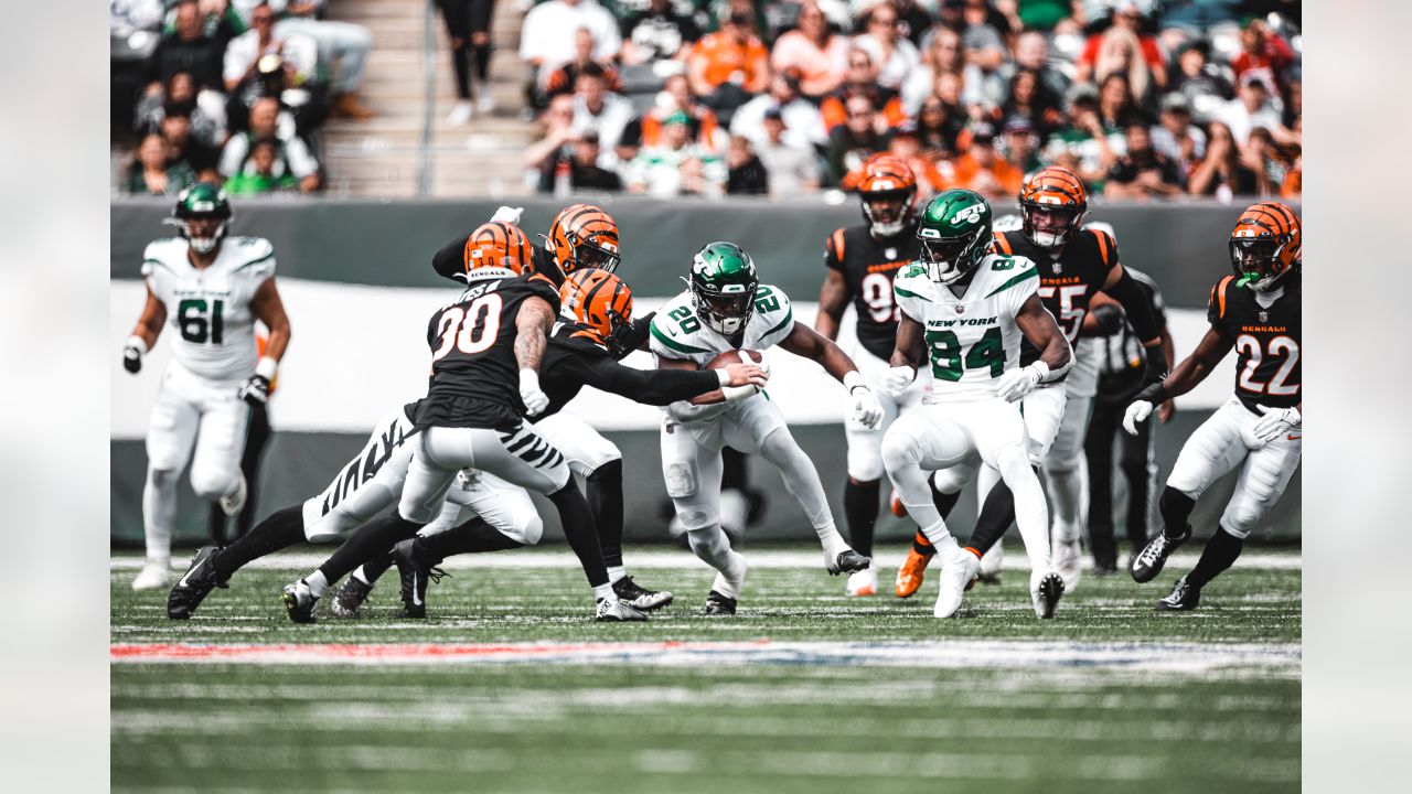 East Rutherford, New Jersey, USA. 25th Sep, 2022. New York Jets cornerback Sauce  Gardner (1) breaks up a pass intended for Cincinnati Bengals wide receiver  Ja'Marr Chase (1) during a NFL game