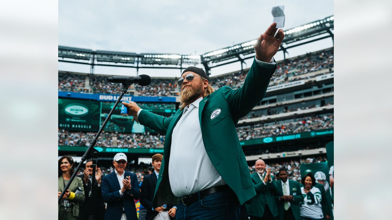 East Rutherford, New Jersey, USA. 25th Sep, 2022. Former New York Jets  player Nick Mangold is honored during a Ring of Honor ceremony during  halftime of an NFL football game between the